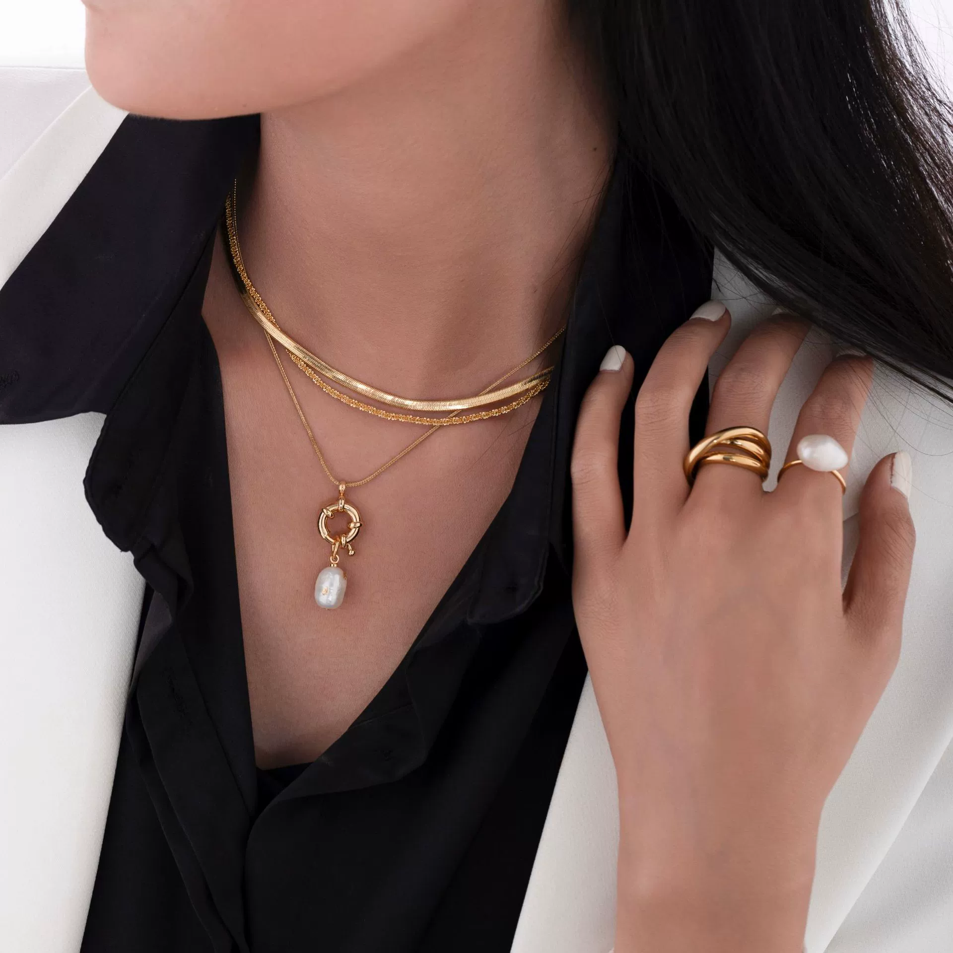 English: “Close-up of LIVKE’s 18K gold plated oval bead necklace in vintage palace style, styled elegantly on a model.”