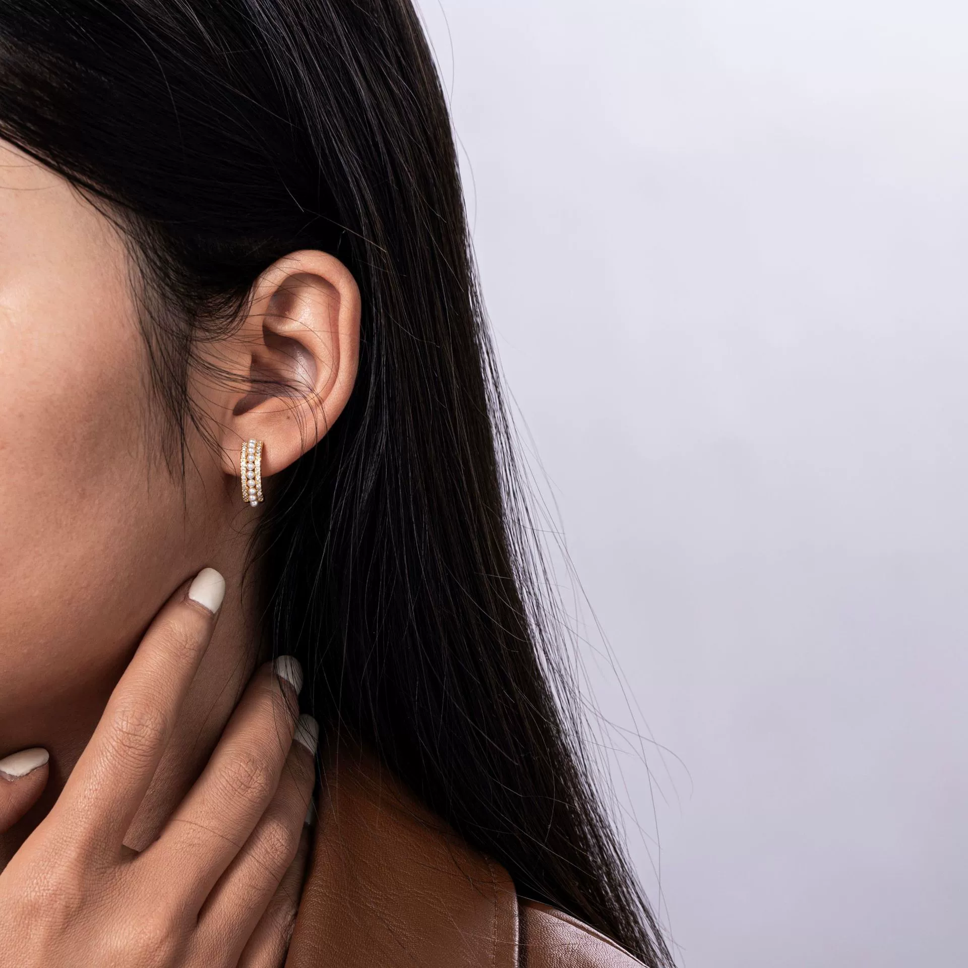 LIVKE’s gold vintage pearl hoop earrings styled with a lace dress for timeless retro elegance.