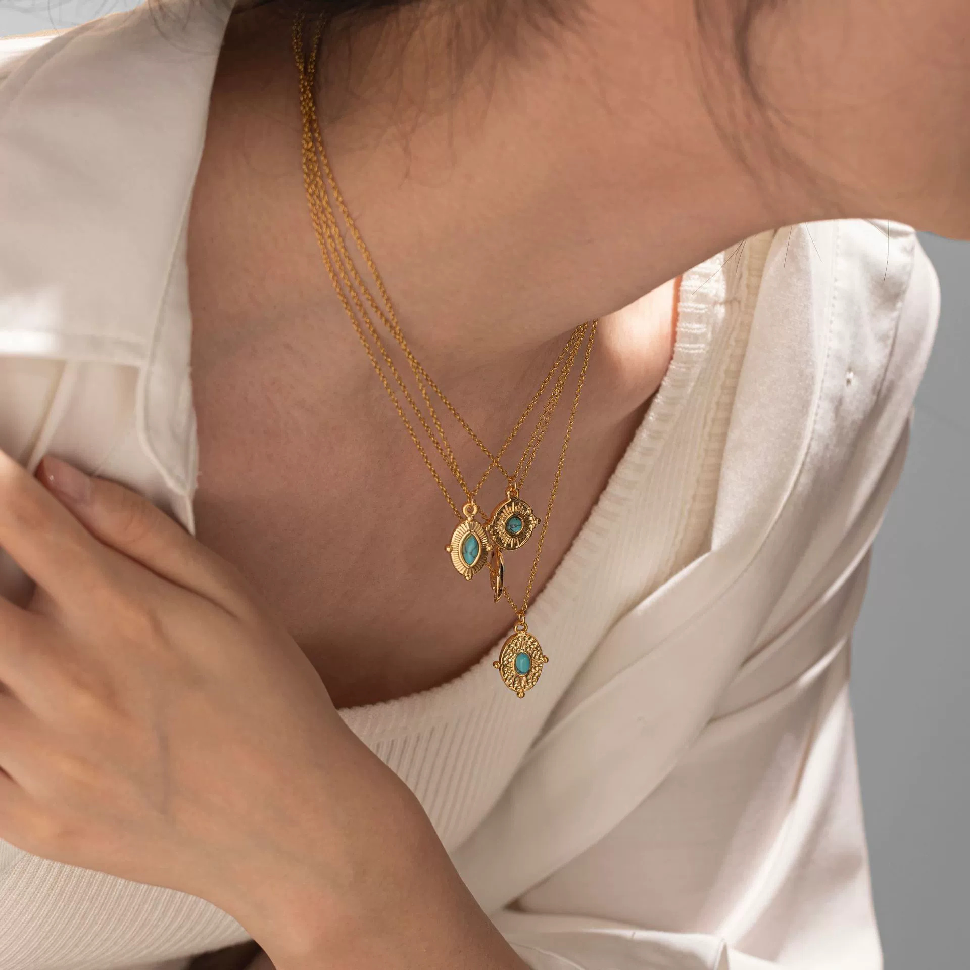 livke-18k-gold-oval-bead-vintage-necklace.jpg (2) LIVKE’s gold oval bead necklace with intricate vintage texture, styled with a black evening gown for royal-inspired elegance.