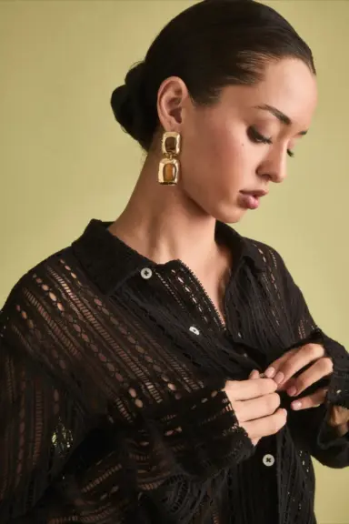 How to Match Earrings with Every Outfit: A Stylist’s Guide to Elevate Your Look 1 livke blog black outfits gold earrings