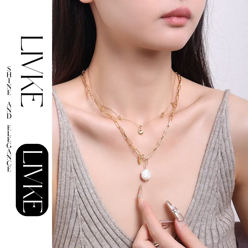 LIVKE’s gold summer wave necklace with shell and zirconia pendant, styled with a straw hat for beachside elegance.