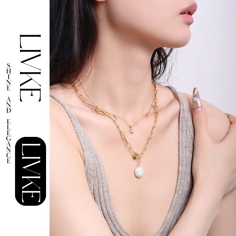 LIVKE’s gold summer wave necklace with shell and zirconia pendant, styled with a straw hat for beachside elegance.