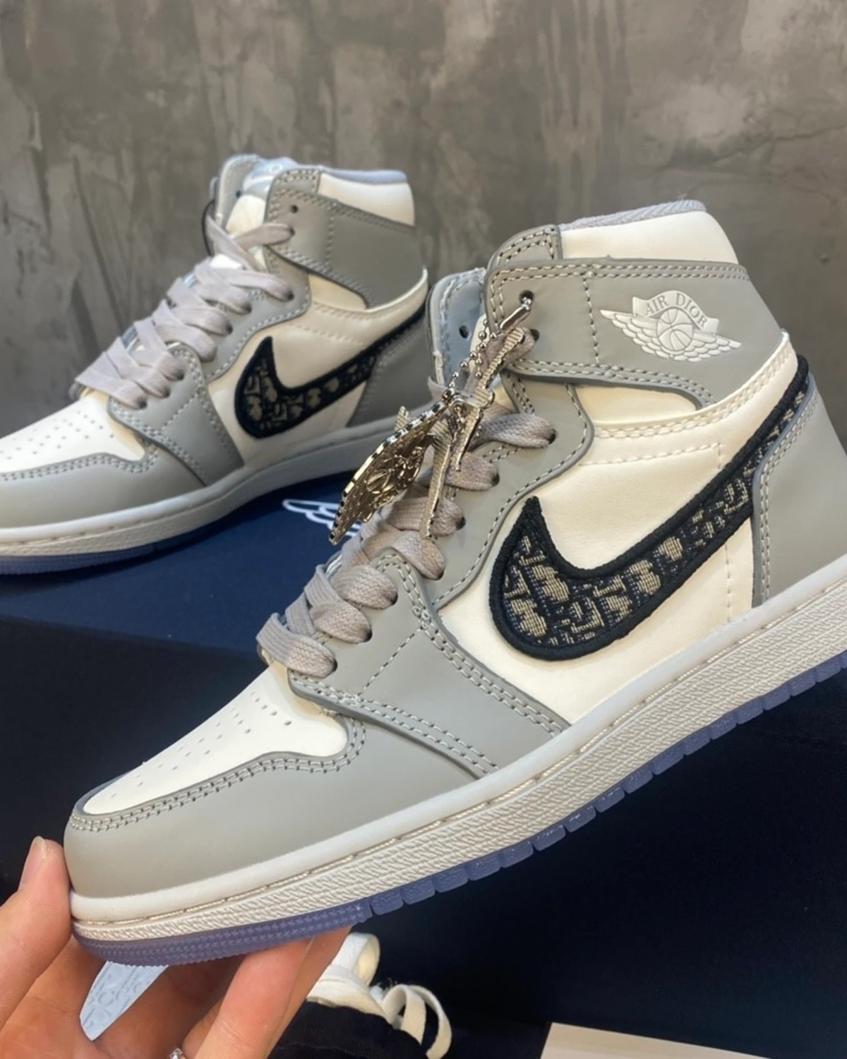 Kivne Air Jordan 1 Retro High x Dior Sneakers