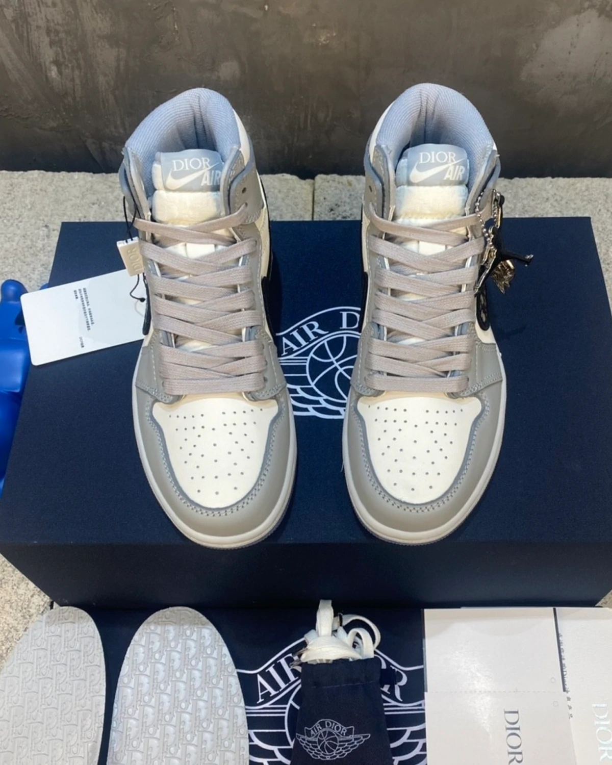 Kivne Air Jordan 1 Retro High x Dior Sneakers