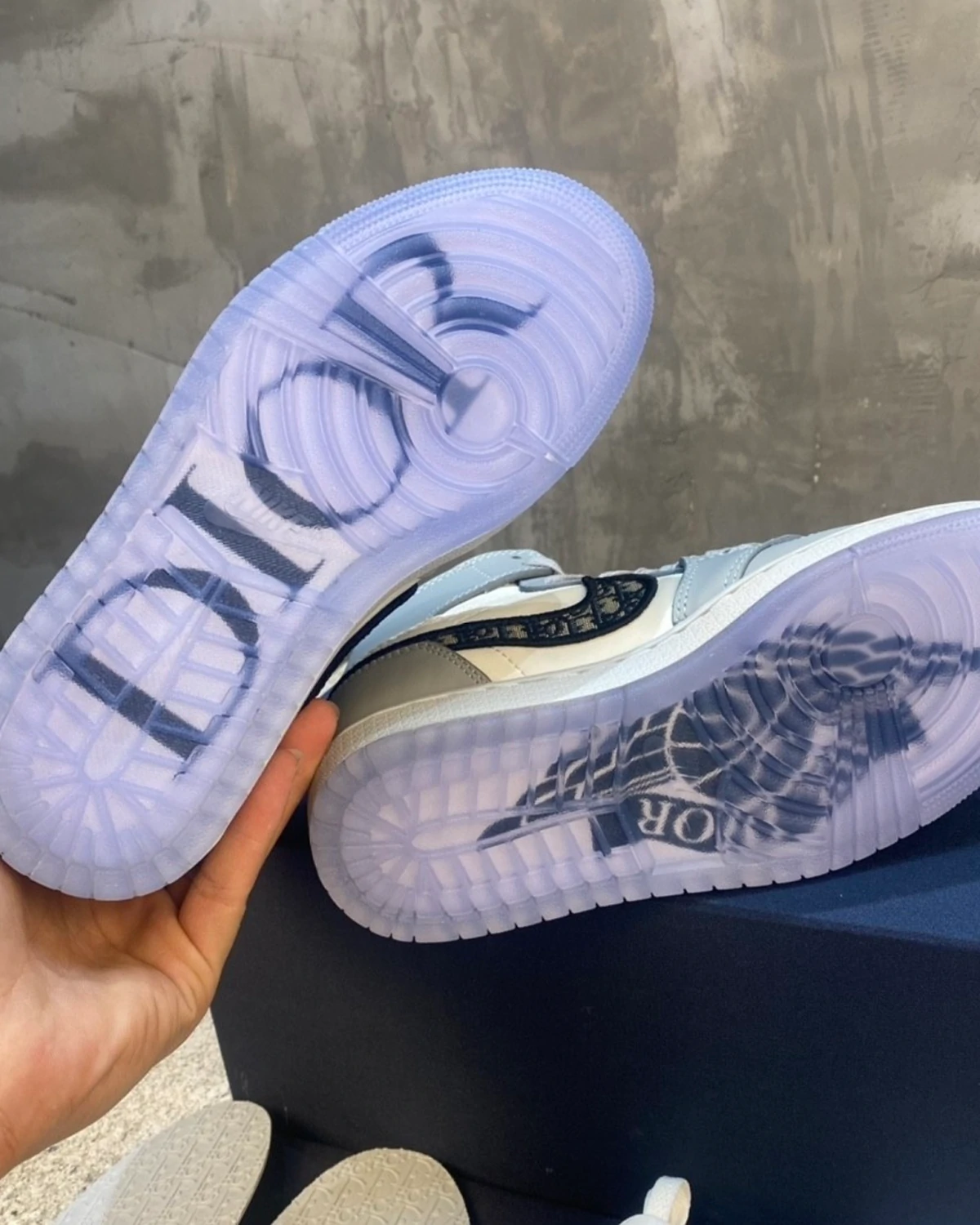 Kivne Air Jordan 1 Retro High x Dior Sneakers