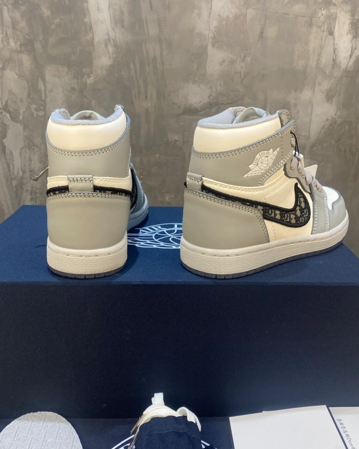 Kivne Air Jordan 1 Retro High x Dior Sneakers