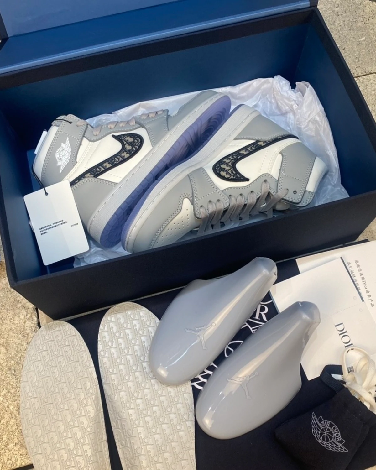 Kivne Air Jordan 1 Retro High x Dior Sneakers