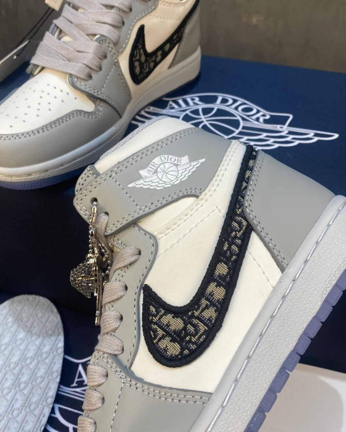 Kivne Air Jordan 1 Retro High x Dior Sneakers