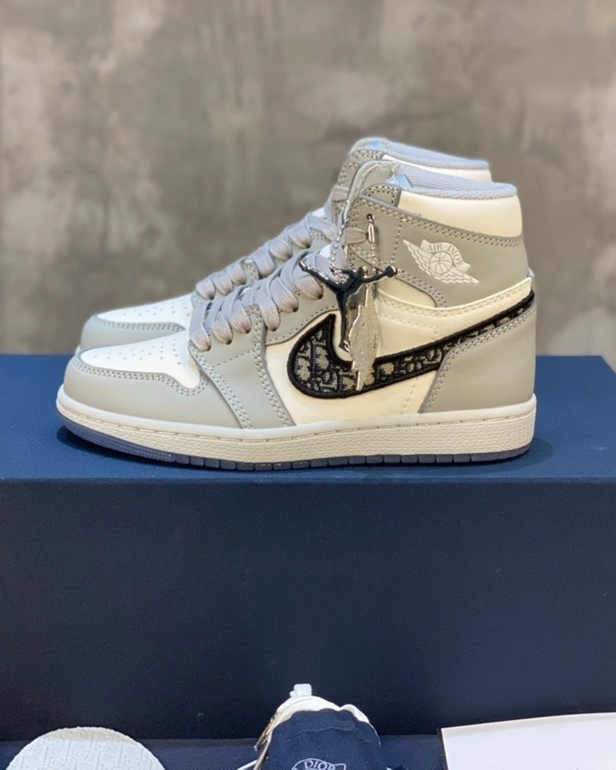 Kivne Air Jordan 1 Retro High x Dior Sneakers