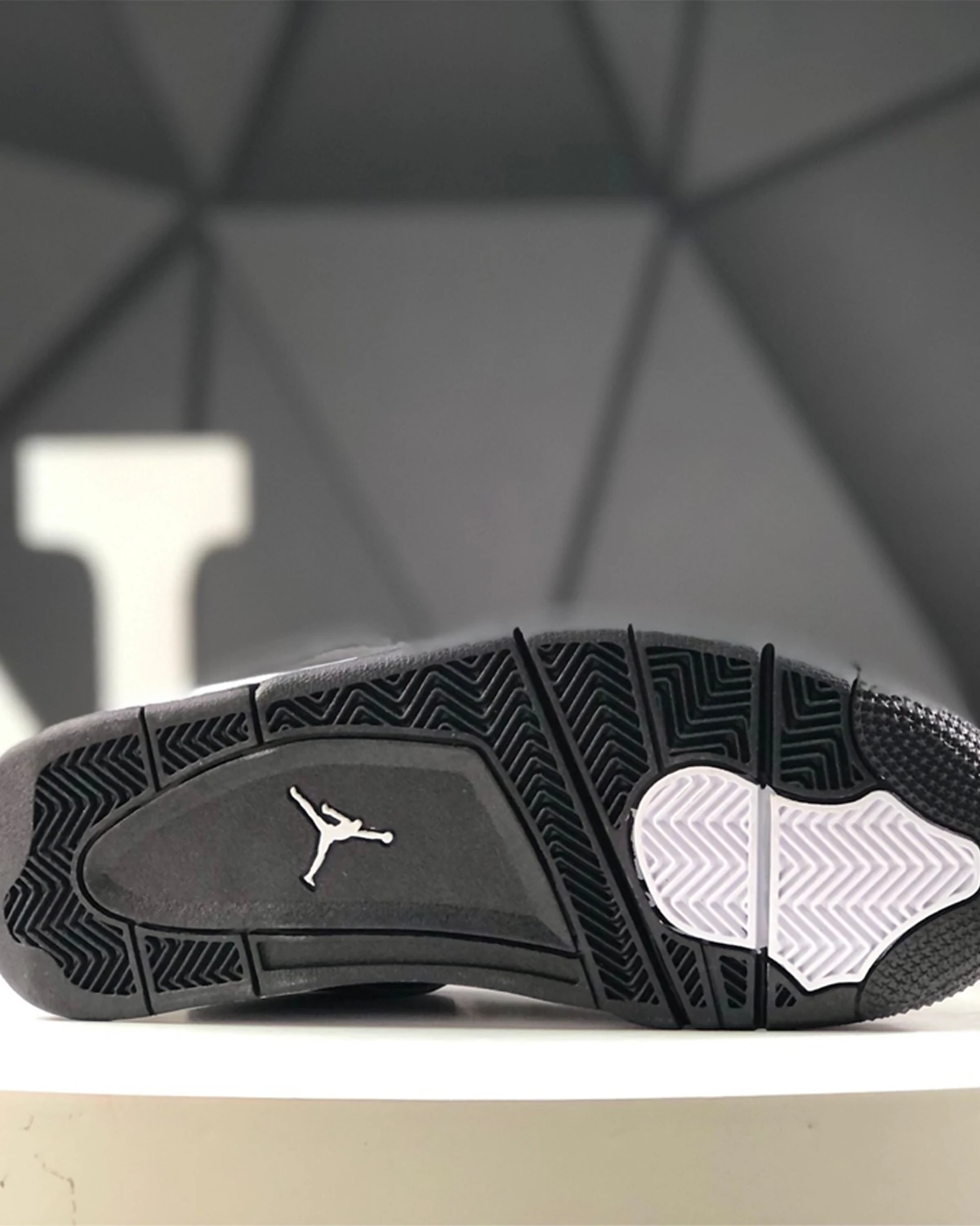 Kivne Jordan 4 Retro ‘White Thunder’