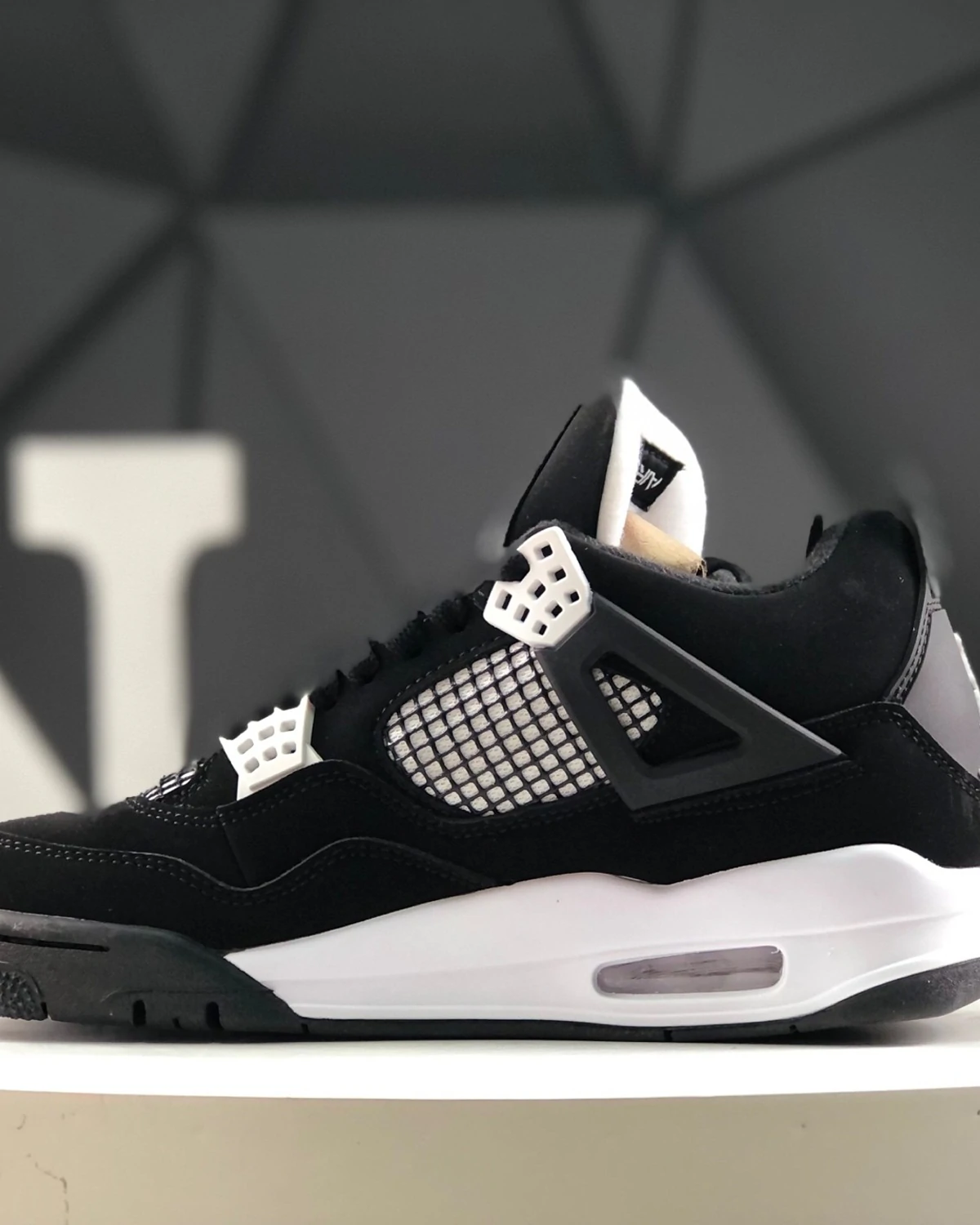 Kivne Jordan 4 Retro ‘White Thunder’
