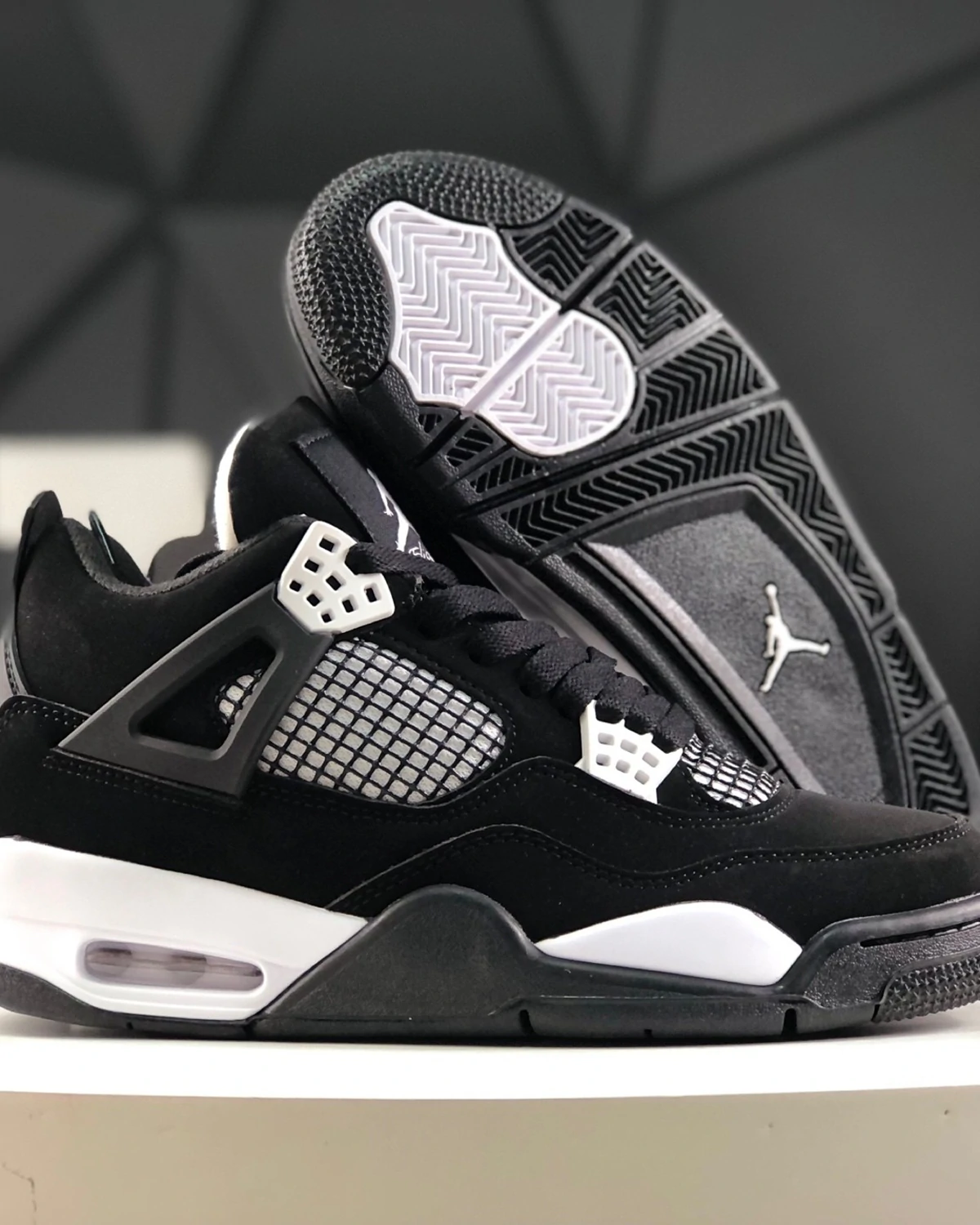 Kivne Jordan 4 Retro ‘White Thunder’