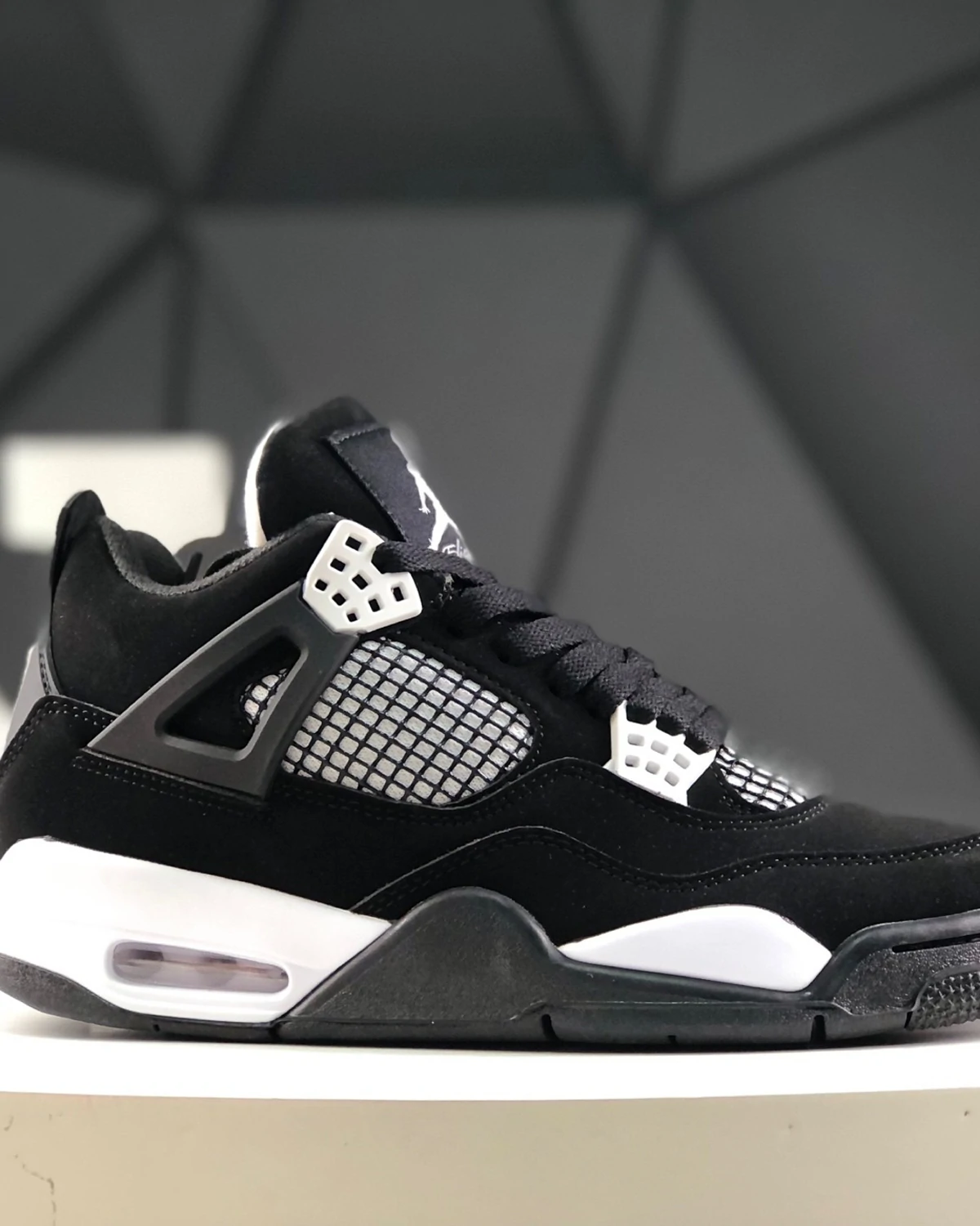 Kivne Jordan 4 Retro ‘White Thunder’