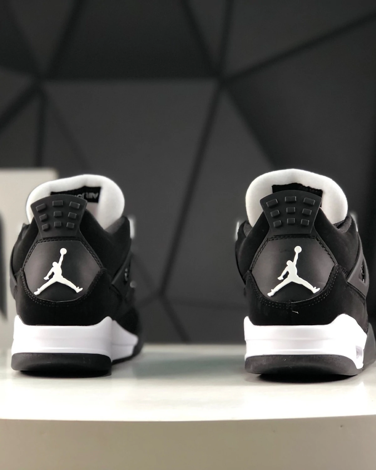 Kivne Jordan 4 Retro ‘White Thunder’