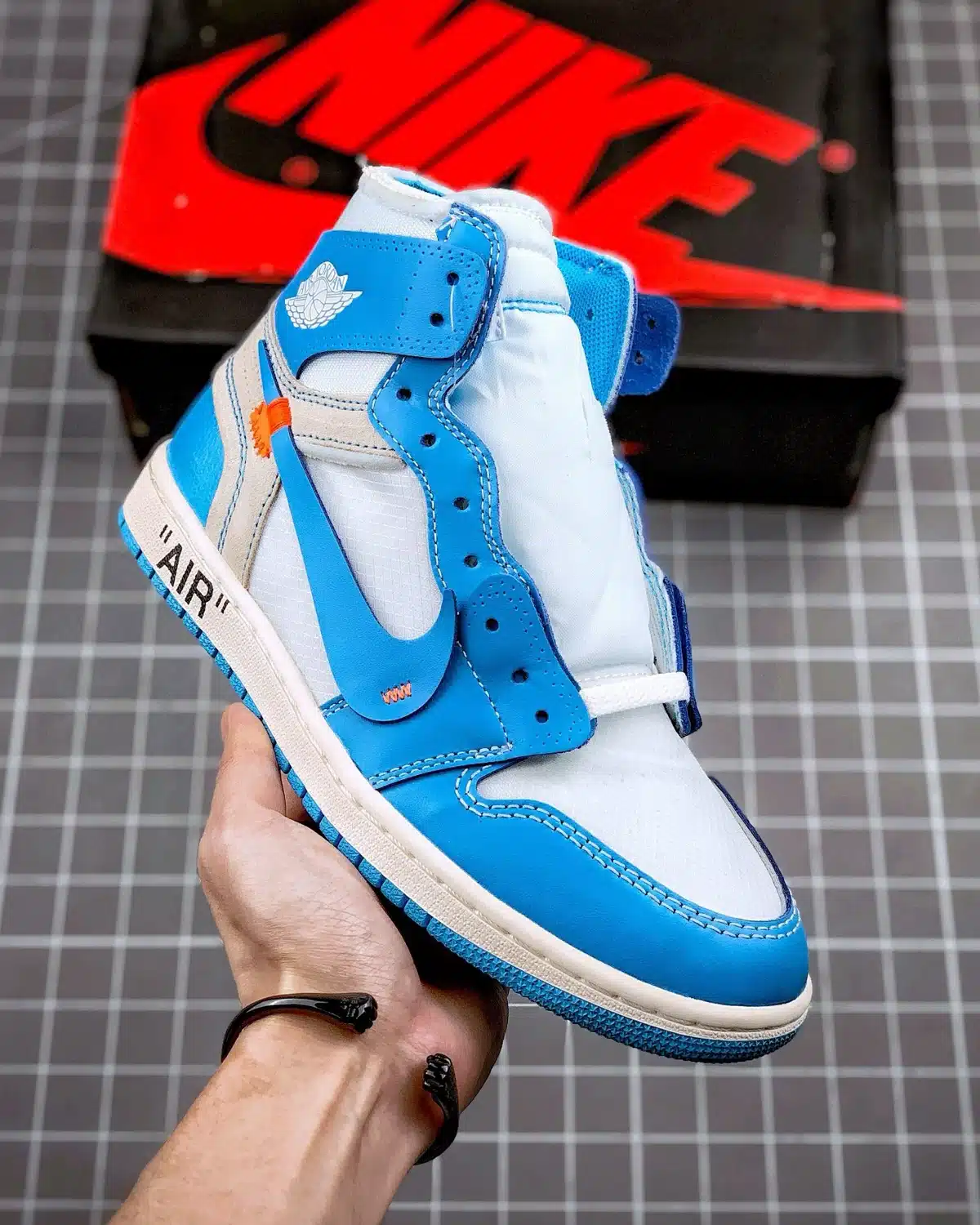 Kivne Jordan Off-White x Air Jordan 1 Retro High OG "UNC"